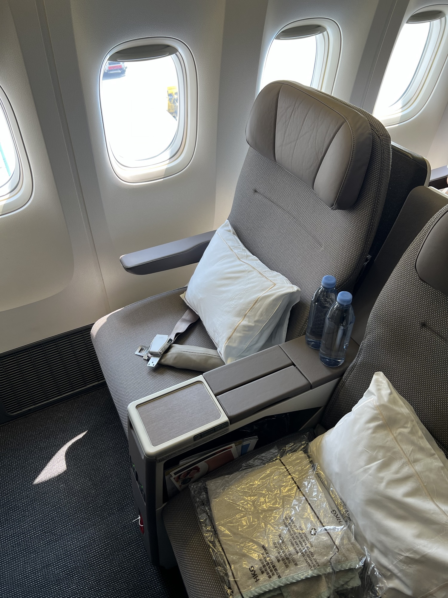 CX411 Incheon ICN to Hong Kong HKG , business class, B777-300